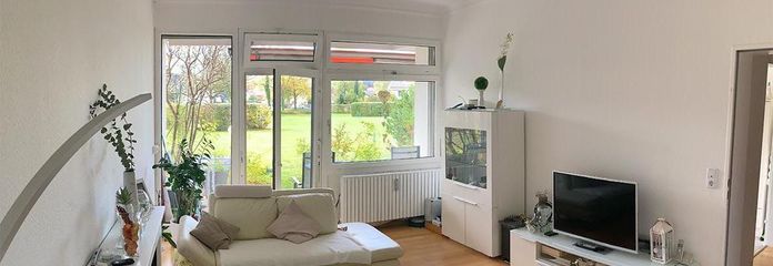 Helle 2-Zimmer Terrassen-Wohnung in sonniger SW-Lage vor weitläufiger Grünanlage – Wohnzimmer mit Tür zu Terrasse