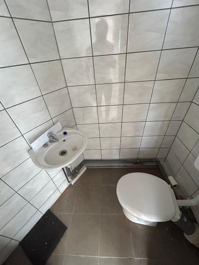 Kompaktes Ladenlokal in Düsseldorf-Rath – Bushaltestelle direkt vor der Tür – WC