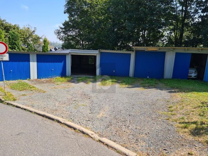 FAKTOR VON 7 MIT GARAGENKOMPLEX UND GRUNDSTÜCK – Foto 1