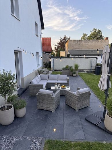Wohnen wie im Eigenheim: 5-Raum-Maisonette, Terrasse, Garten, Erstbezug, Energiesparhaus – Terrasse (KI-bearbeitet)
