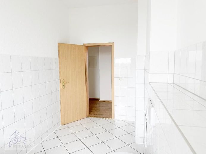 ***EXKLUSIVE 2-RAUM-ALTBAUWOHNUNG MIT STUCKDECKEN &amp; " BALKONEN *** Wohnen im Herzen von Alt-Riesa – Tageslichtbad mit Blick Richtung Flurbereich