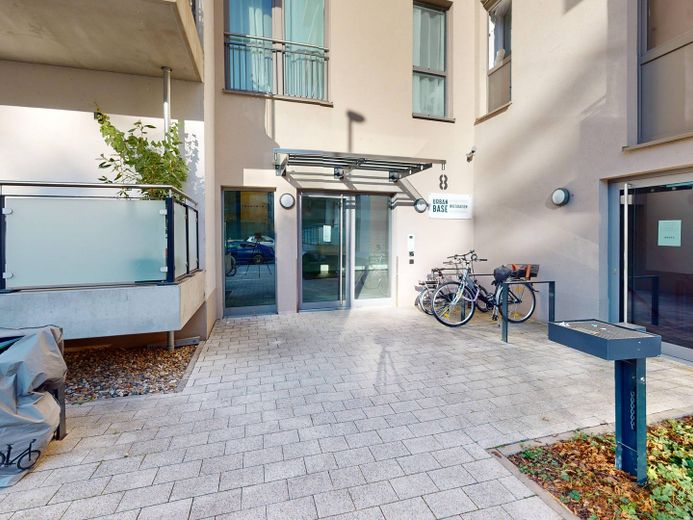 URBAN BASE: Vollmöbliertes 2-Zimmer-Apartment mit EBK, BALKON, ALL-IN-MIETE, UVM. im Wiesbadener Stadtzentrum – Hauseingang