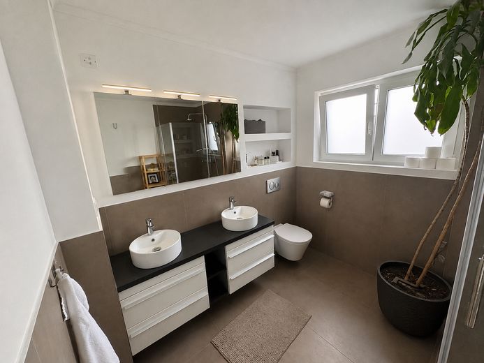 Elegancki nowy dom rodzinny w Hochheim | 156 m² | 6 pokoi | Ogród i taras na dachu – Warmes Bad am Schlafzimmer 