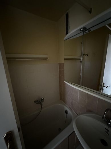 Ampio appartamento vuoto con vista sulle Alpi dal nord di Monaco – Badezimmer
