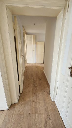Großzügige 2 Zi WG-wohnung, große Wohn-EBK-Küche, zentrumsnah, sehr hell – Flur inkl. Wohnungseingang