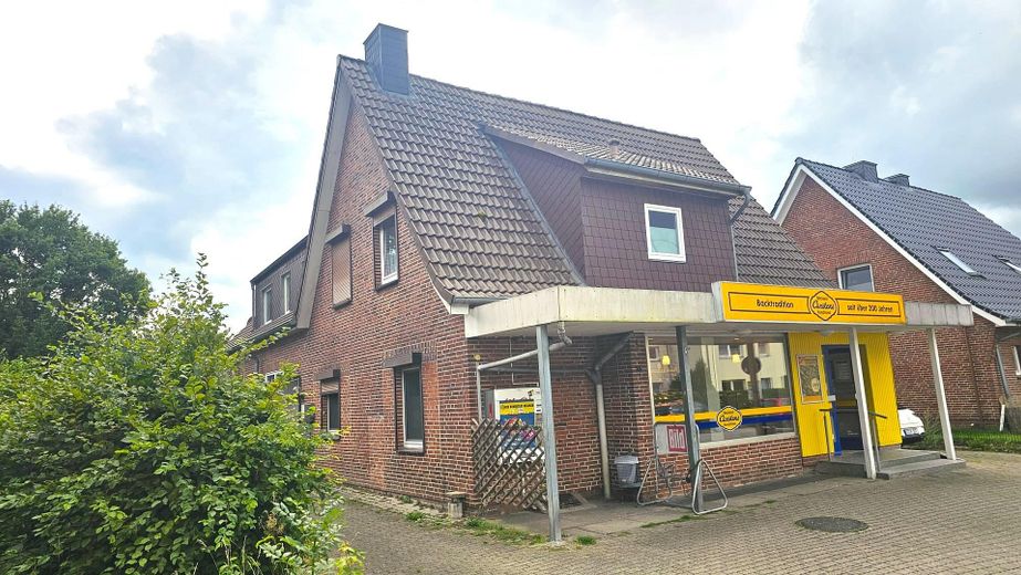 Mehrfamilienhaus in Itzehoe kaufen – 3 Wohnungen + Gewerbe, voll vermietet – Vorderansicht