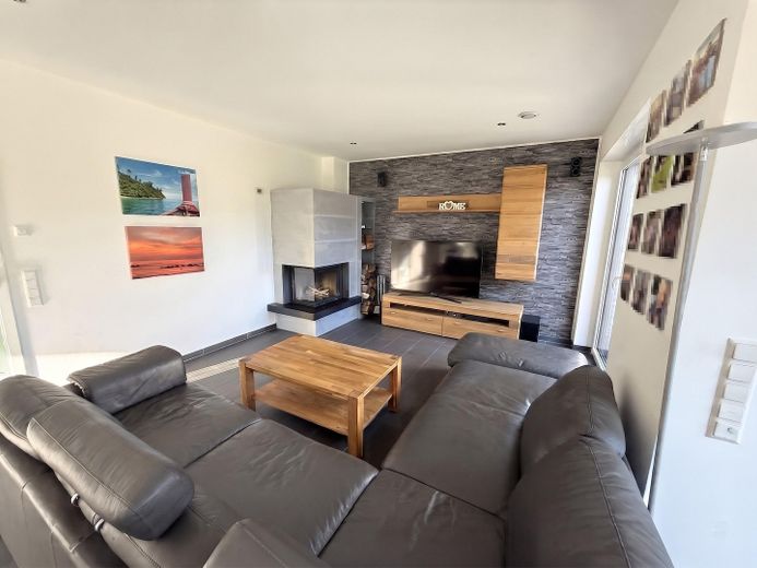 Modernes Massivhaus in ruhiger Neubausiedlung: Südausrichtung, Terrassendach, Sauna & 9m-Garage – Wohnbereich