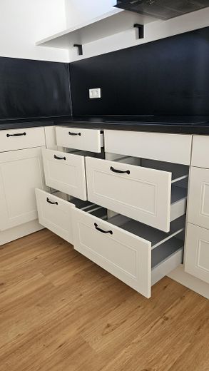 Neuwertiges Reihenmittelhaus, Fußbodenheizung, eigenem Garten & Garage – Küche