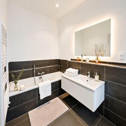 Haus im Haus großzügige 156 m² 4 Zimmer Penthousewohnung mit Aufzug, Süd Balkon, nahe Berlin – Badezimmer