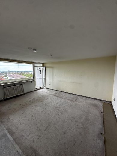 Ampio appartamento vuoto con vista sulle Alpi dal nord di Monaco – Wohnzimmer