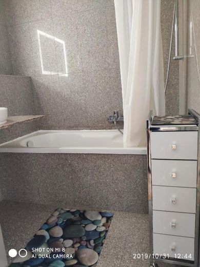 GESCHMACKVOLL EINGERICHTETE WOHNUNG IN SIERKSDORF, STRANDNÄHE, PROVISIONSFREI – Badewanne im Natursteinbad