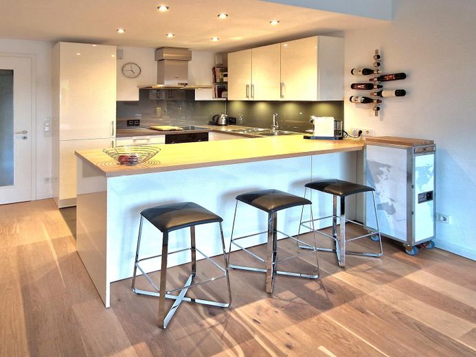 Courtagefrei: Helle und zentral gelegene DG-Maisonette-Wohnung mit Galerie und Sonnenterrasse – 03_Küche
