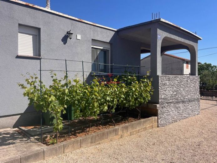 Vodice, Haus mit 3 Apartments und großem Grundstück – Foto 1