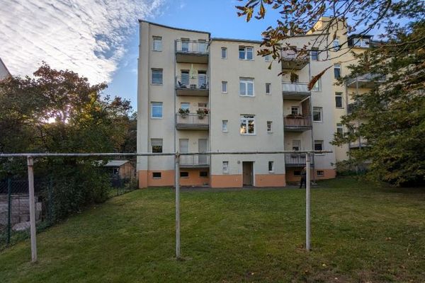 Kapitalanlage mit Weitblick: Vermietete Dachgeschoss-Maisonette mit Balkon