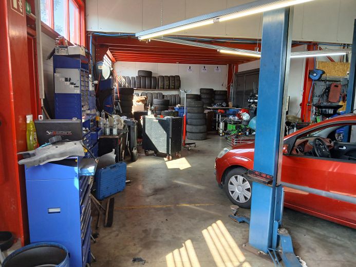 Officina automobilistica - capannone commerciale – Reifenmontagebereich