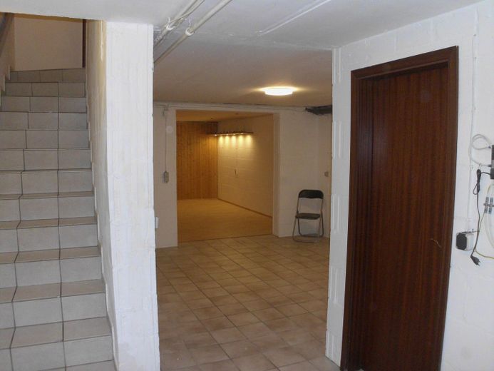 Vollkeller ( rechts HWS)