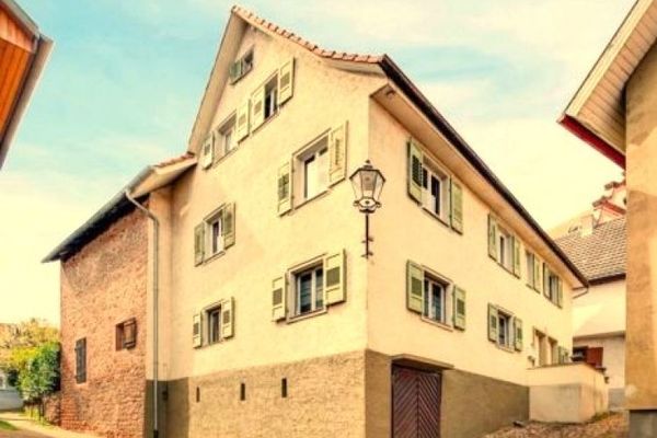 Ettenheim’in tarihi kent merkezinde bahçe idyll’i ve ayrı tatil dairesi bulunan şirin aile evi