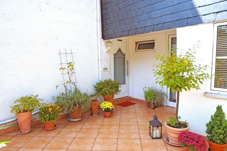 Dachgeschosswohnung mit Dachterrasse und Rheinblick – Eingangsbereich 