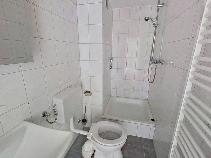 **Helles 1-Zimmer-Apartment mit Balkon im Hochparterre in Ratingen** – Ansicht I: Bad