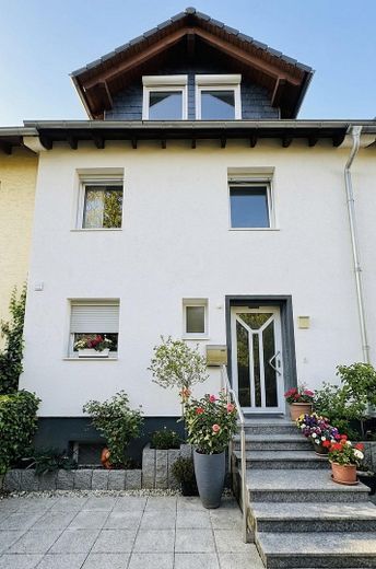 Gepflegtes Reihenmittelhaus in ruhiger Lage mit Garten und Garage – Vorderansicht