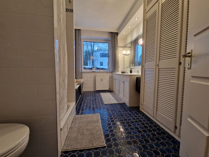 Liebevoll möblierte 2 Zimmer Wohnung mit Balkon ab sofort – Badezimmer