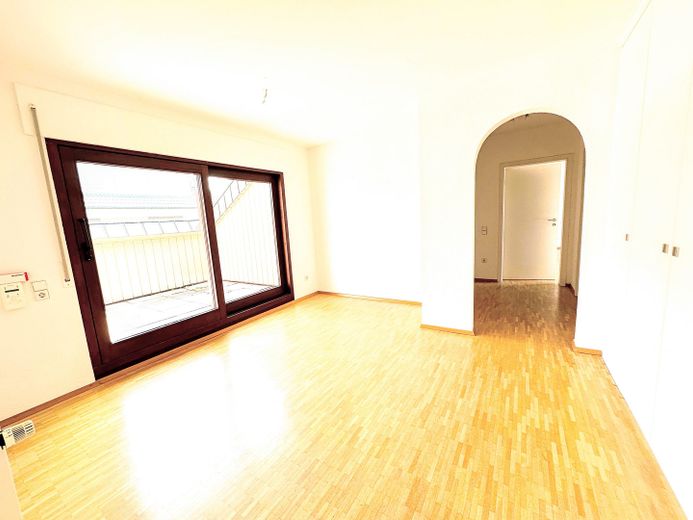 Repräsentatives 2-Familienhaus mit Ausbaupotential in begehrter Wohnlage – DG Eingang mit Dachloggia