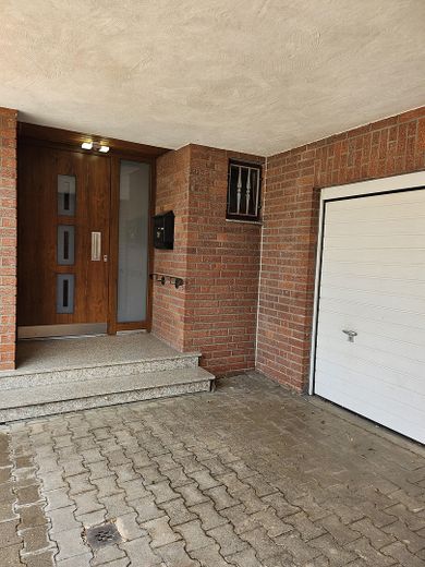 Eingangsbereich und Garage