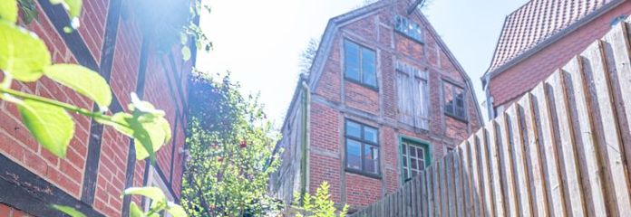 Mitten drin und dabei! Charmantes Stadthaus mit Einliegerwohnung in Stades belebter Innenstadt.