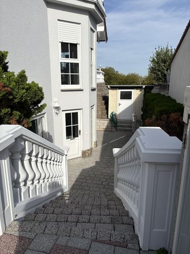 Bright, welcoming garden-level apartment in Zornheim – Photo 1