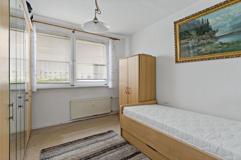 Dachgeschoss Wohnung mit Fahrstuhl und freiem Blick auf die Rennbahn in Ha-Neu! – Schlafzimmer