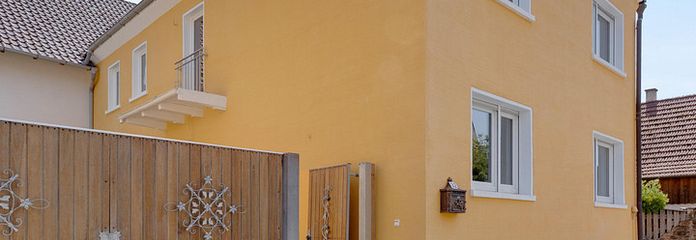 Hofanwesen in Dreiseithof-Anordnung mit geschlossenem, sichtgeschütztem Innenhof –  Frontansicht