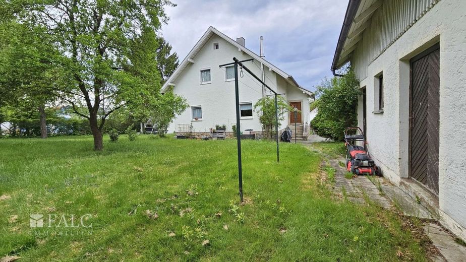 Einfamilienhaus mit viel Potenzial und großzügigem Außenbereich – Garten