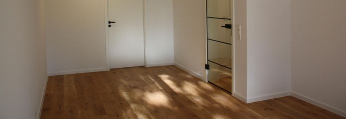 Wohnzimmer mit Balkon