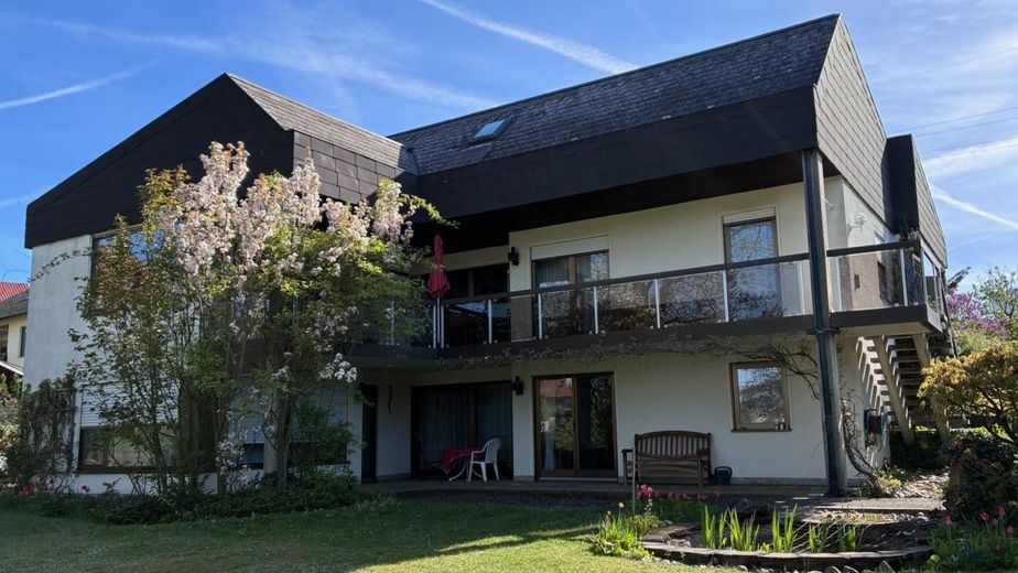 Villa d'architetto in stile Bauhaus con vista sulla valle del Main – Gartenansicht