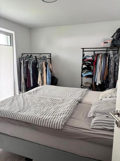 moderne 3 Zimmer-Wohnung mit Balkon in Kaufungen – Schlafzimmer