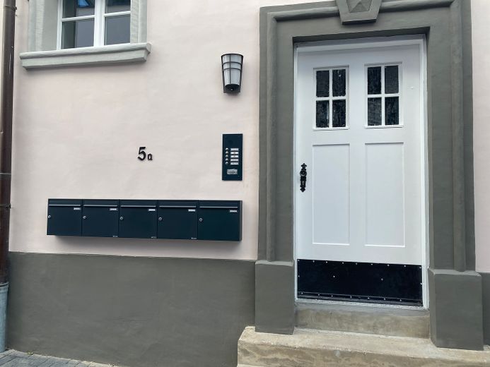 Helle Altbau-Stadtvilla 3-Zimmer-Erdgeschosswohnung inkl. moderner Einbauküche, Stadtzentrum – Hauseingang Rückseite 