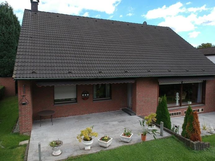 Haus mit Terrasse und Garten