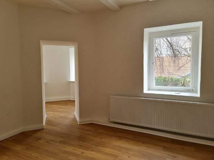 Attraktive Souterrain-2 Zi-Wohnung  88 qm in Jugenstil-Villa zu vermieten – Wohnzimmer m. Blick ins Turmzi