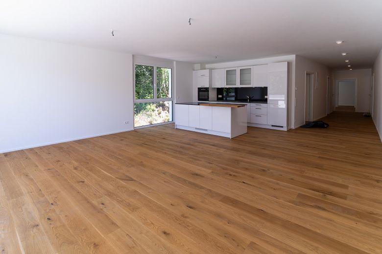 Exklusive 4,5-Zimmer-Wohnung 2 Balkone und EBK – Wohnzimmer