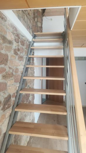 3 Zimmer Wohnung im OG mit Balkon – Treppe hoch zum Schlafzimmer