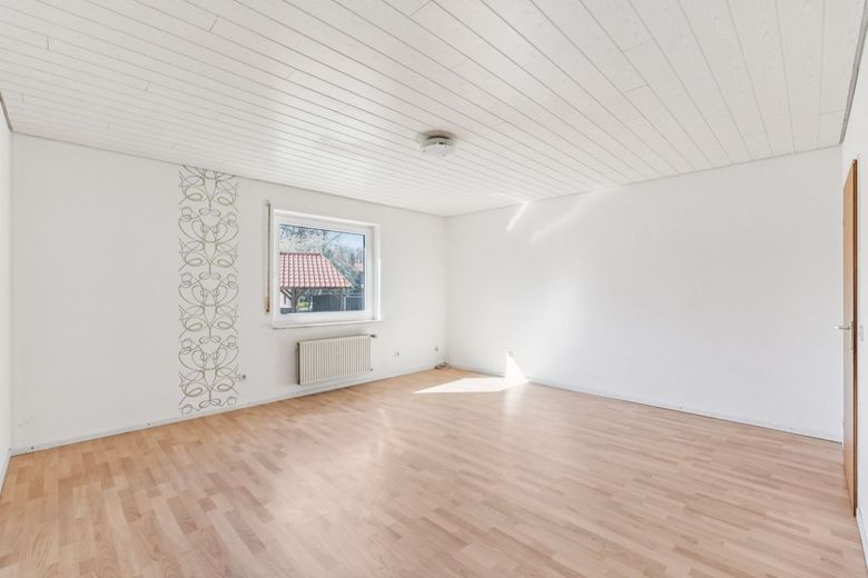 Großes Einfamilienhaus mit Einliegerwohnung, Garage, Carport, Keller und Kamin – EG Kinderzimmer