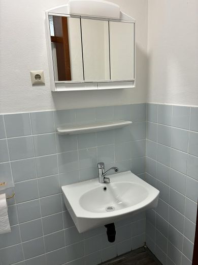 Großzügige 4,5-Zimmer-Wohnung mit Balkon und Blick ins Grüne – Gäste-WC