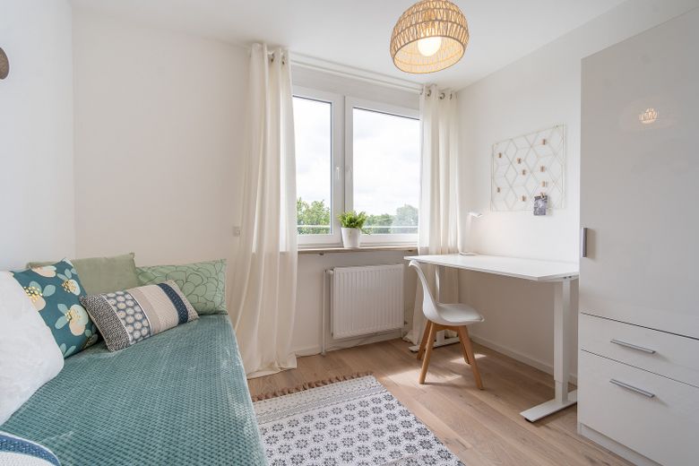 Moderno appartamento ammobiliato di 3 locali con balcone esposto a ovest - spese accessorie incluse – Büro oder Kinderzimmer