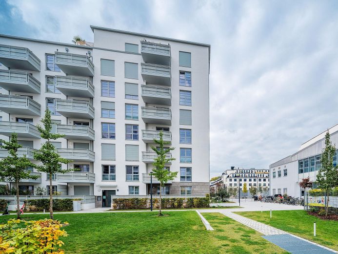 Business Apartment möbliert alle Kosten inklusive – Außenansicht Innenhof