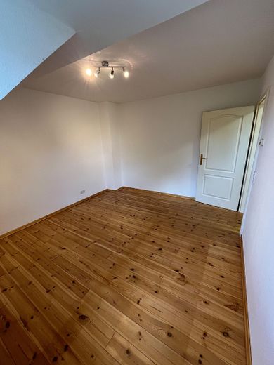 Charmante Dachgeschosswohnung mit neuer Einbauküche – ruhige Lage in Heiligenhaus – Schlafzimmer