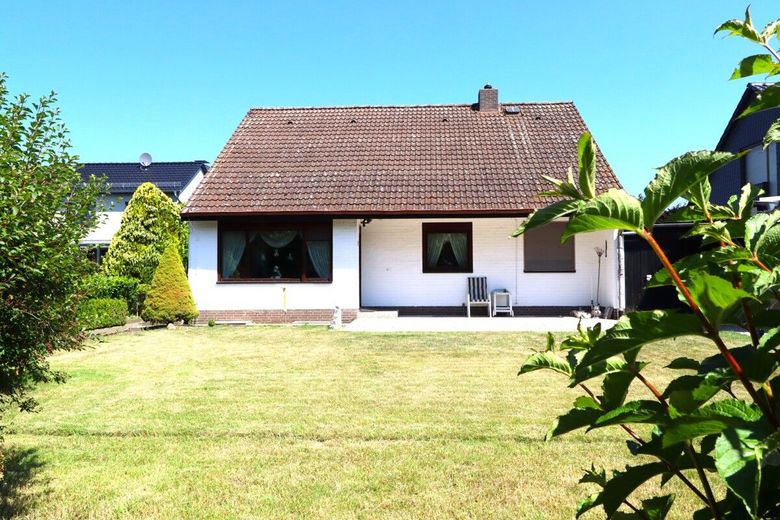 GESUCHT: junge Familie für Einfamilienhaus mit Garage und Vollkeller in WOB-Kreuzheide – Ansicht vom Garten