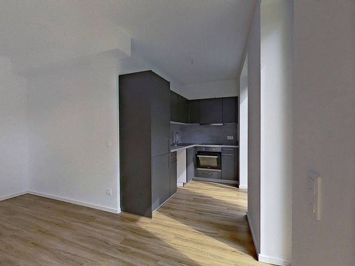 Modernes Wohnen auf zwei Ebenen: Stilvolle Maisonette-Wohnung mit eigenem Garten in Rissen – Ansicht III: Wohn- und Esszim…