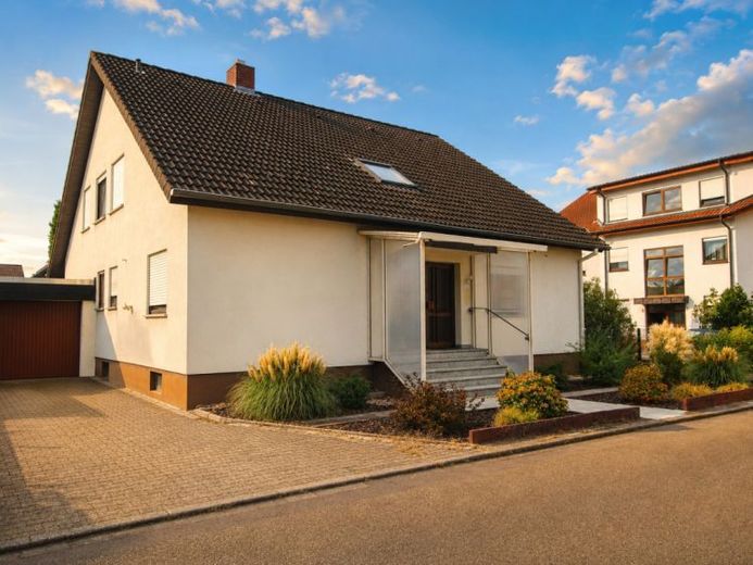 Großzügiges Einfamilienhaus mit großem Garten, Garage und vielseitigem Nutzungspotenzial – Foto 1