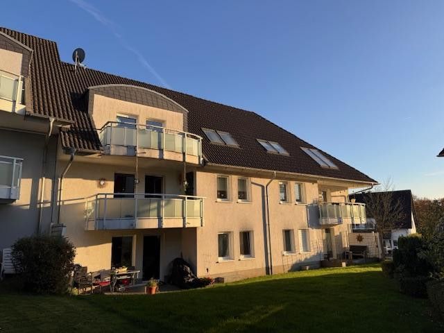 Gartenansicht mit Balkonen