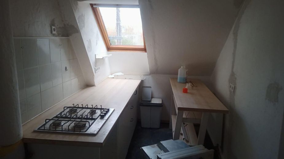 Helle 4 Zimmerwohnung, mit Aussicht: Raum für Entfaltung und zentrumsnahes Wohnen in der Oststadt – Küche mit Gaskochherd